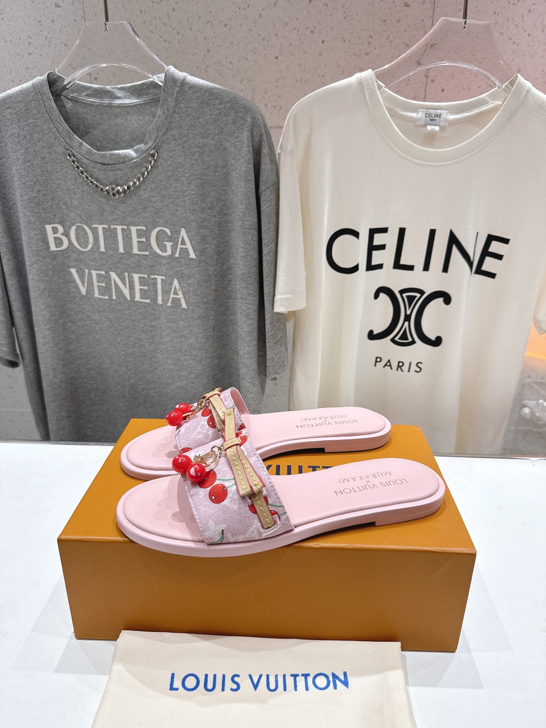 高版本出厂
  Louis Vuitton ss25 new arrival LV驴牌春夏系列新款平底沙