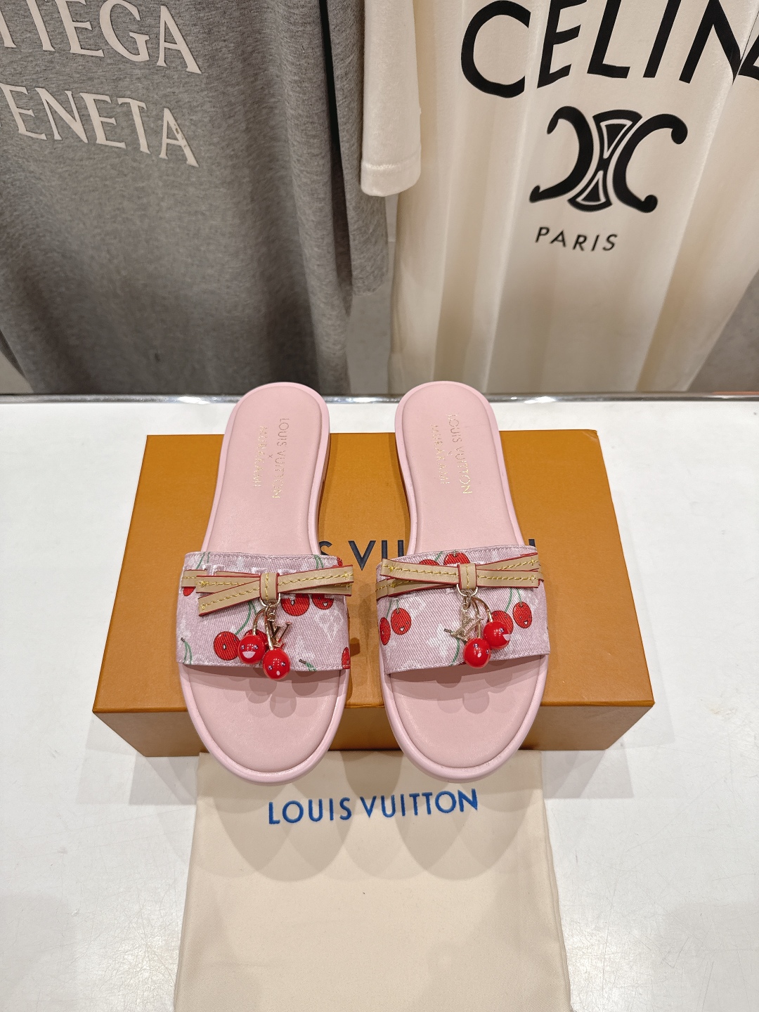 高版本出厂
  Louis Vuitton ss25 new arrival LV驴牌春夏系列新款平底沙