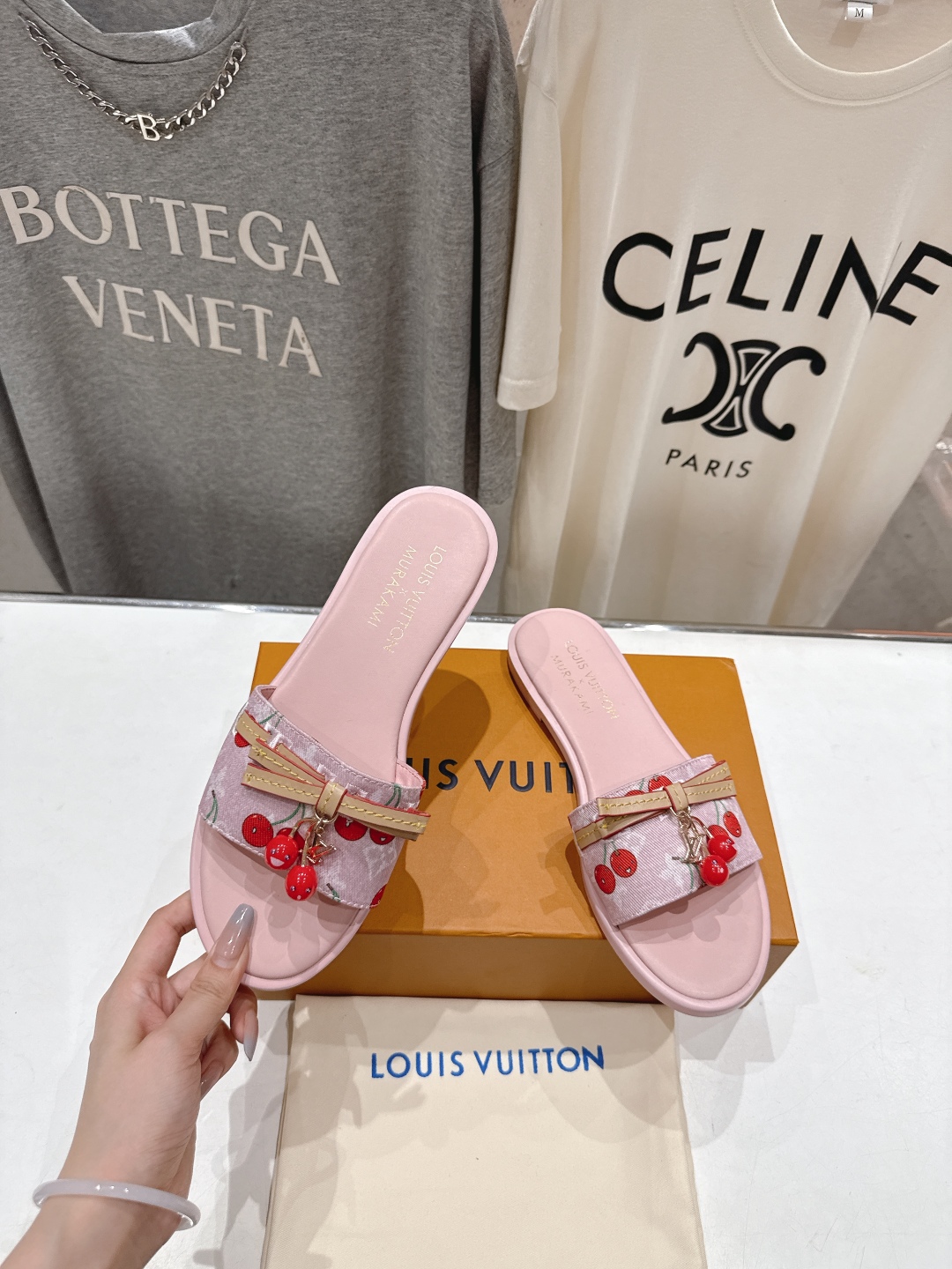 高版本出厂
  Louis Vuitton ss25 new arrival LV驴牌春夏系列新款平底沙