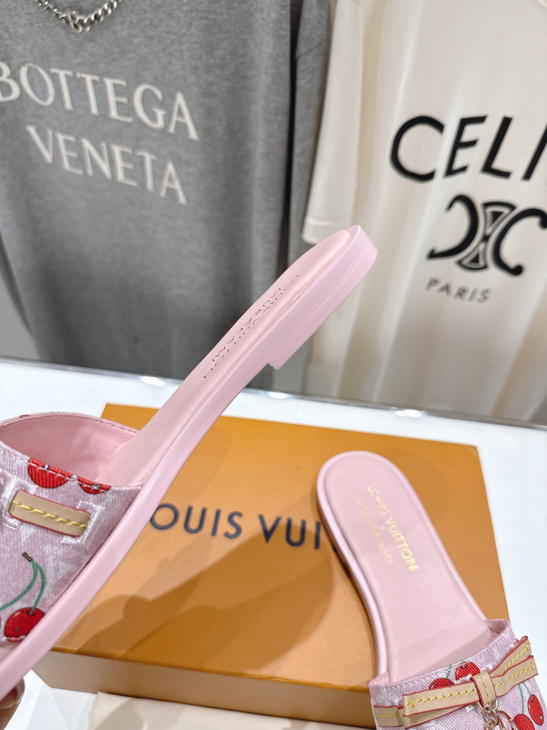 高版本出厂
  Louis Vuitton ss25 new arrival LV驴牌春夏系列新款平底沙
