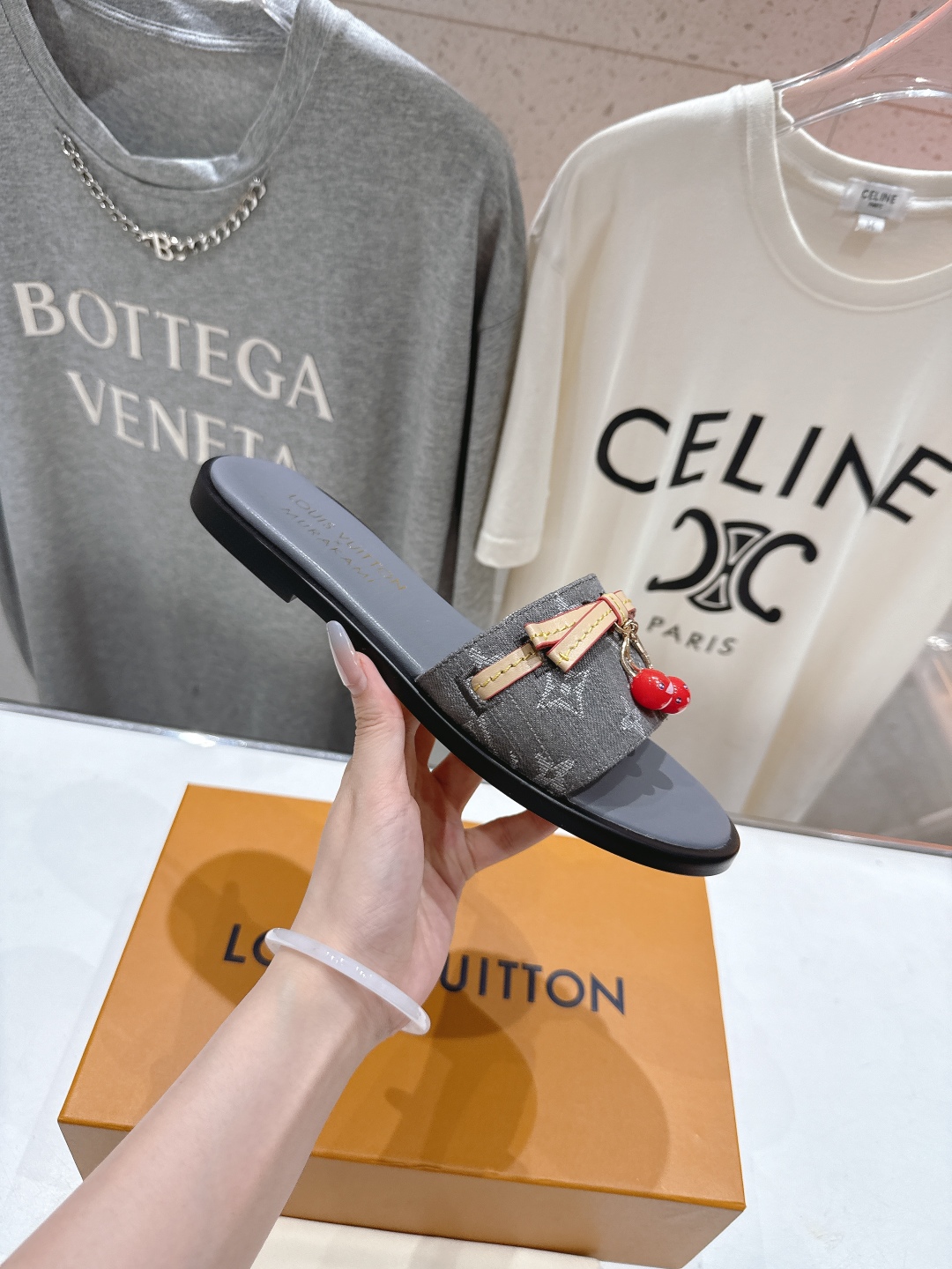 高版本出厂
  Louis Vuitton ss25 new arrival LV驴牌春夏系列新款平底沙