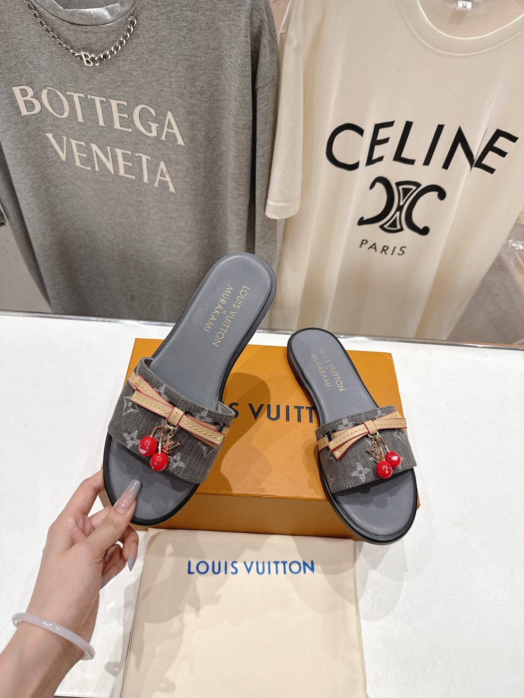 高版本出厂
  Louis Vuitton ss25 new arrival LV驴牌春夏系列新款平底沙