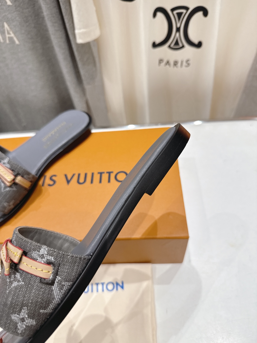 高版本出厂
  Louis Vuitton ss25 new arrival LV驴牌春夏系列新款平底沙