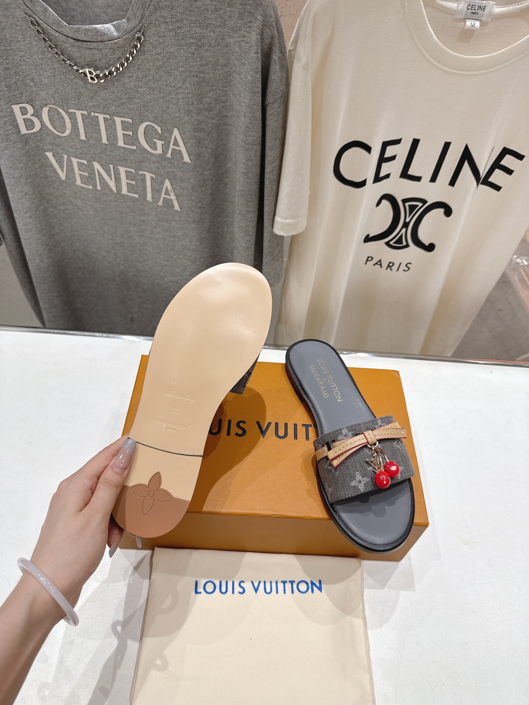 高版本出厂
  Louis Vuitton ss25 new arrival LV驴牌春夏系列新款平底沙