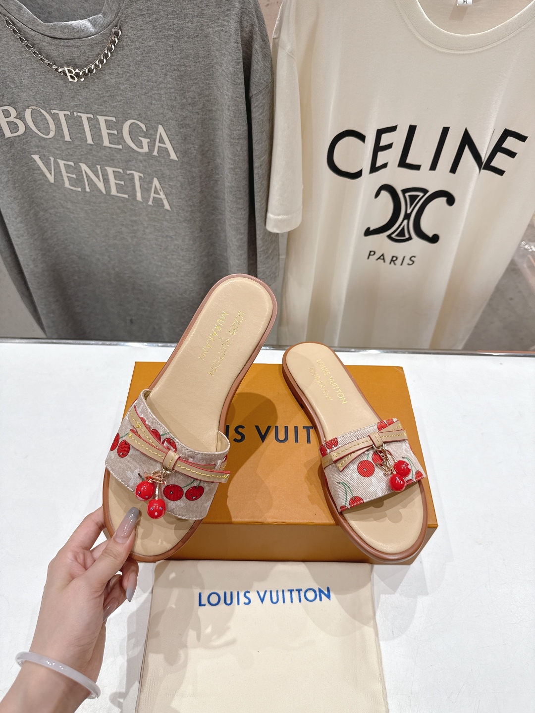 高版本出厂
  Louis Vuitton ss25 new arrival LV驴牌春夏系列新款平底沙