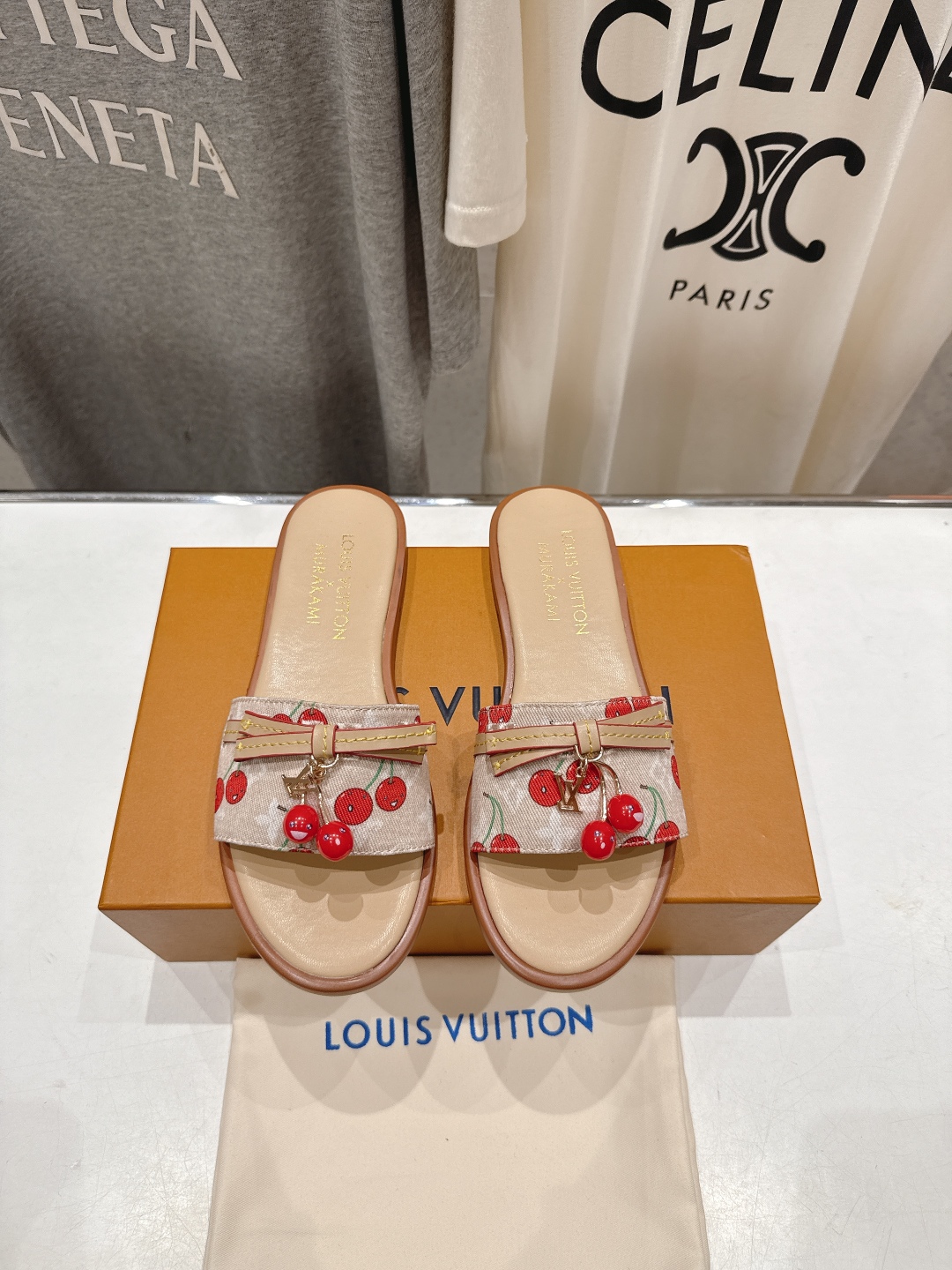 高版本出厂
  Louis Vuitton ss25 new arrival LV驴牌春夏系列新款平底沙