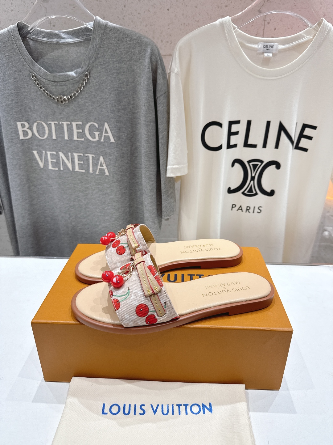 高版本出厂
  Louis Vuitton ss25 new arrival LV驴牌春夏系列新款平底沙