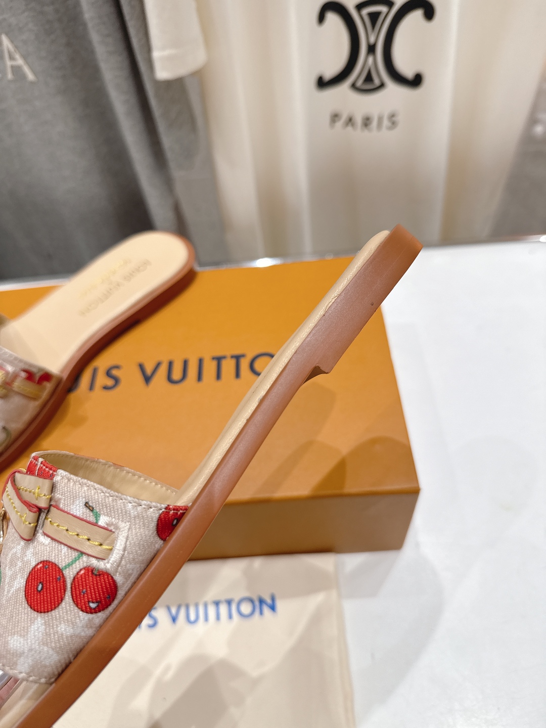 高版本出厂
  Louis Vuitton ss25 new arrival LV驴牌春夏系列新款平底沙