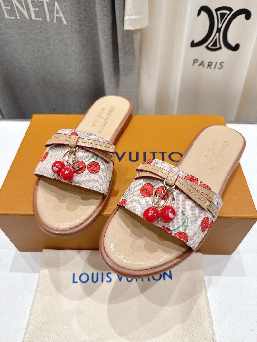 高版本出厂
  Louis Vuitton ss25 new arrival LV驴牌春夏系列新款平底沙