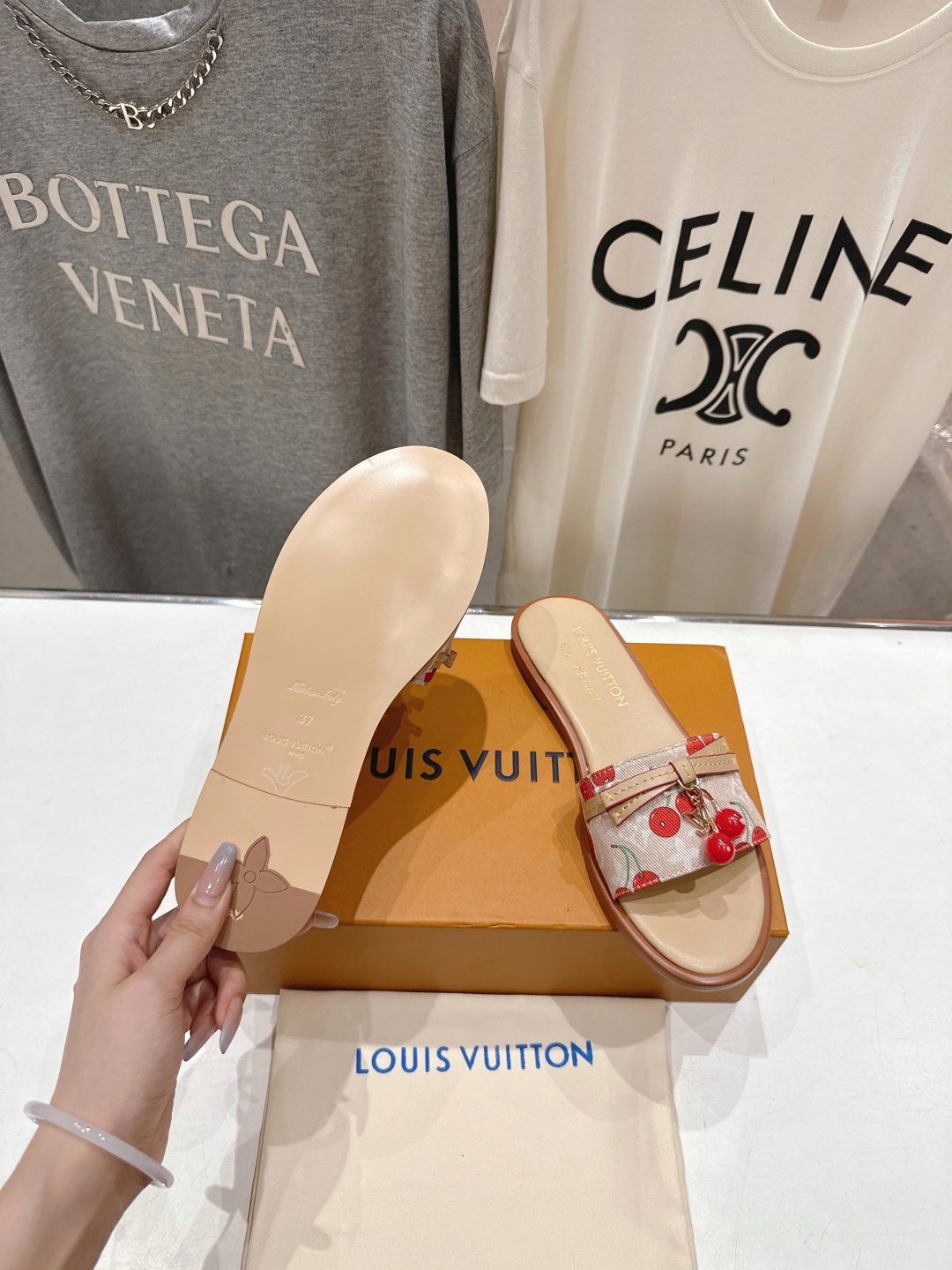 高版本出厂
  Louis Vuitton ss25 new arrival LV驴牌春夏系列新款平底沙