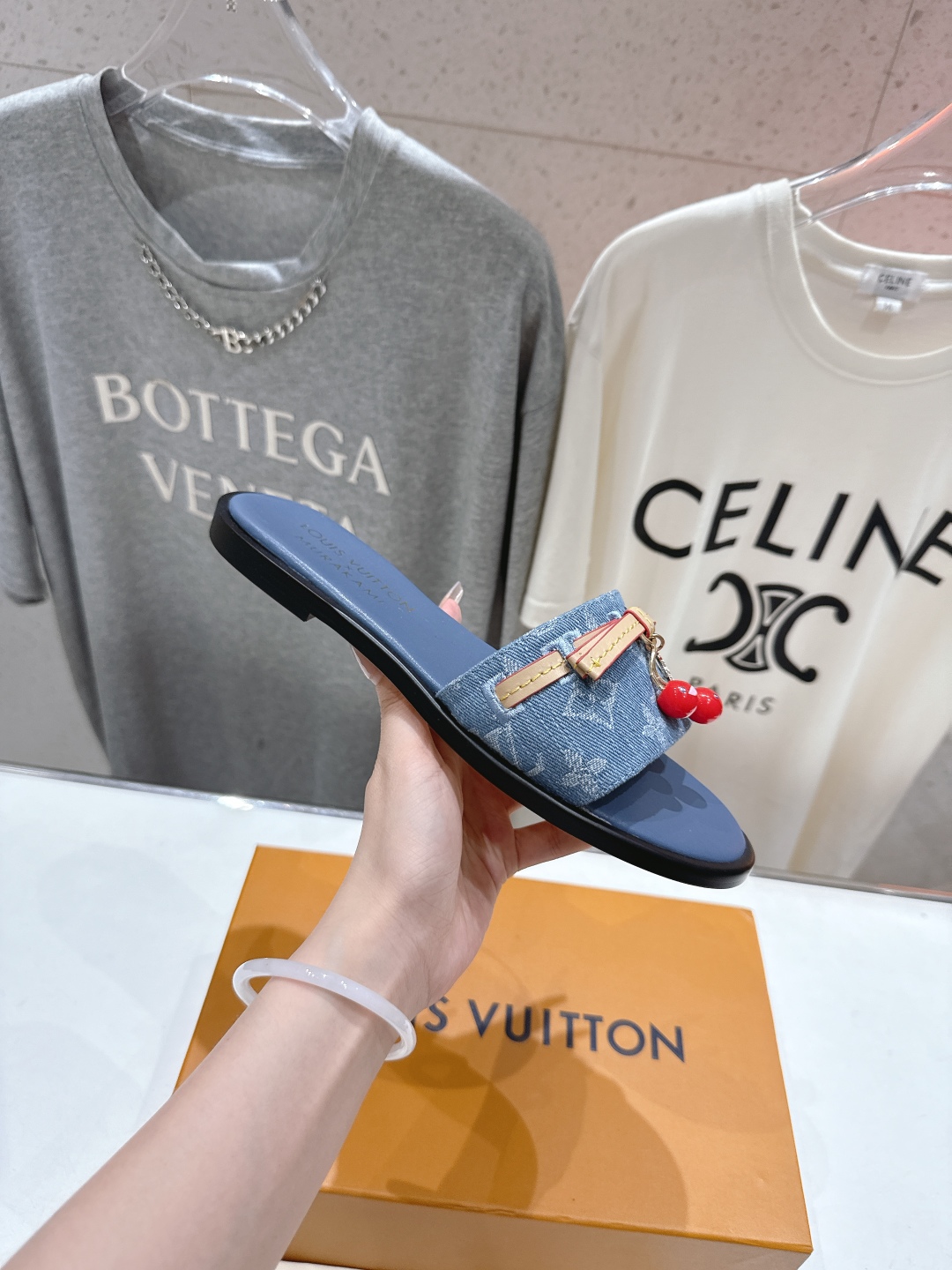高版本出厂
  Louis Vuitton ss25 new arrival LV驴牌春夏系列新款平底沙