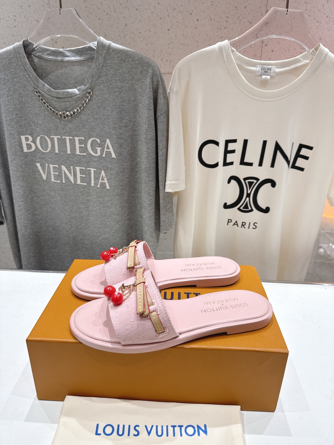 高版本出厂
  Louis Vuitton ss25 new arrival LV驴牌春夏系列新款平底沙