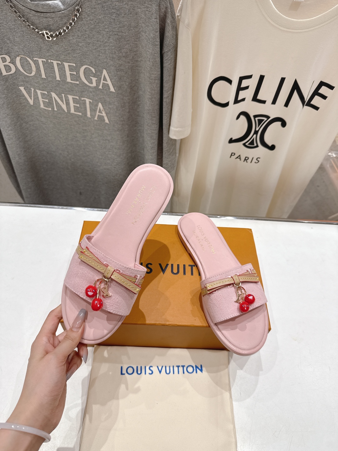 高版本出厂
  Louis Vuitton ss25 new arrival LV驴牌春夏系列新款平底沙