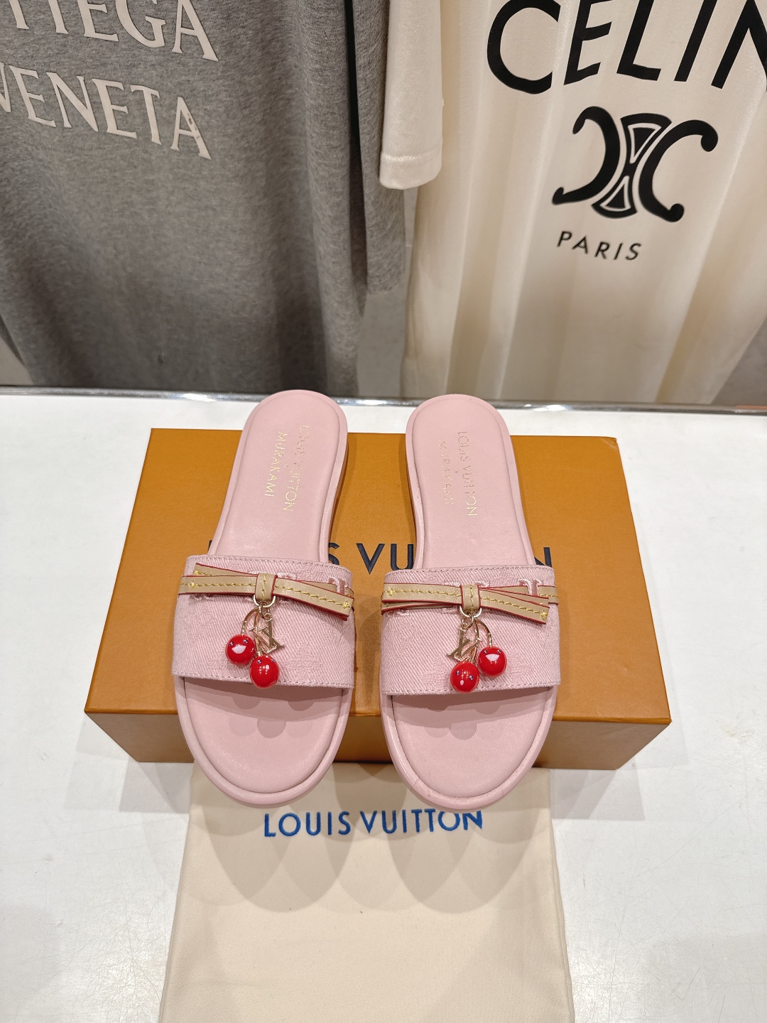 高版本出厂
  Louis Vuitton ss25 new arrival LV驴牌春夏系列新款平底沙