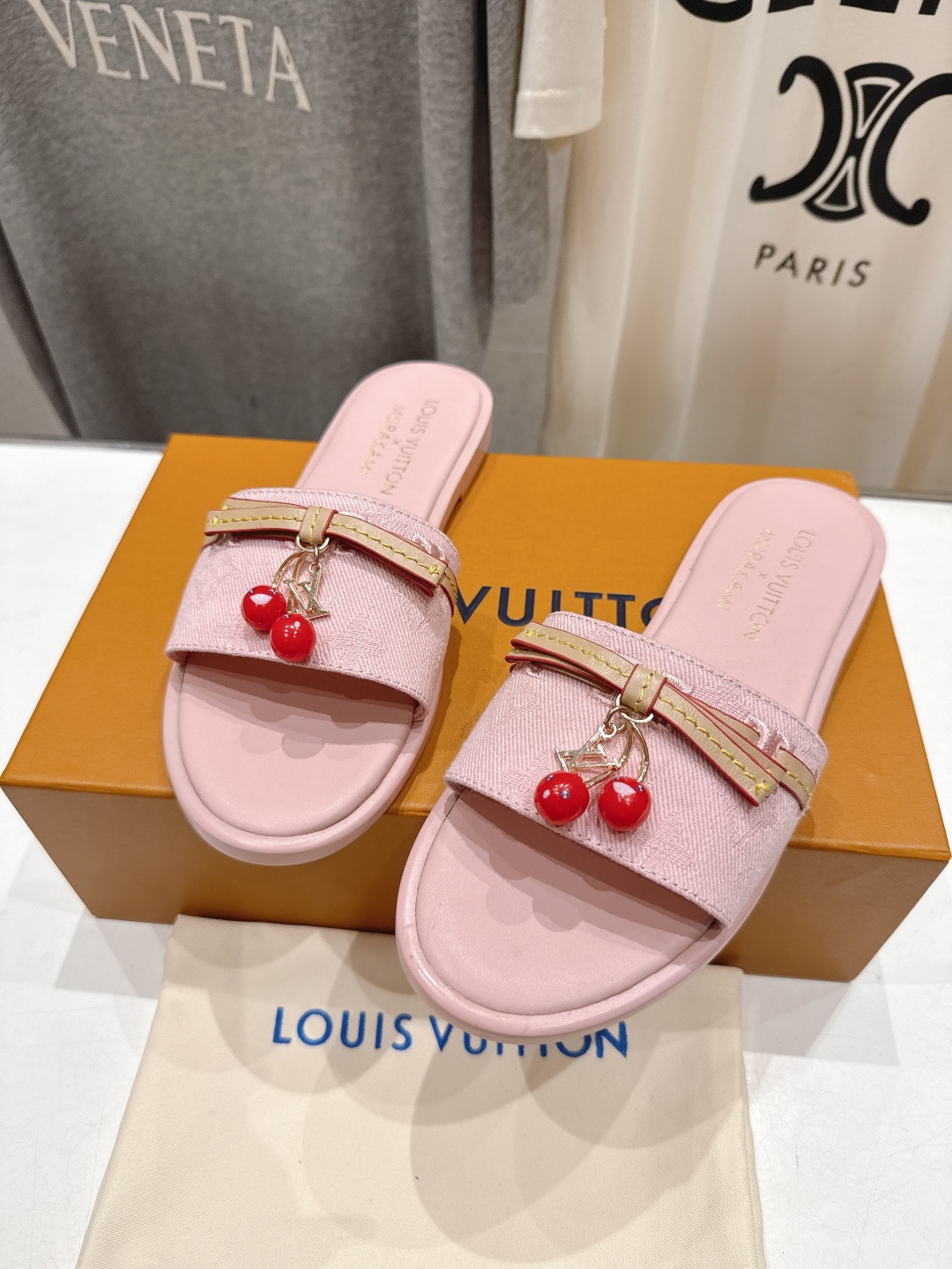 高版本出厂
  Louis Vuitton ss25 new arrival LV驴牌春夏系列新款平底沙