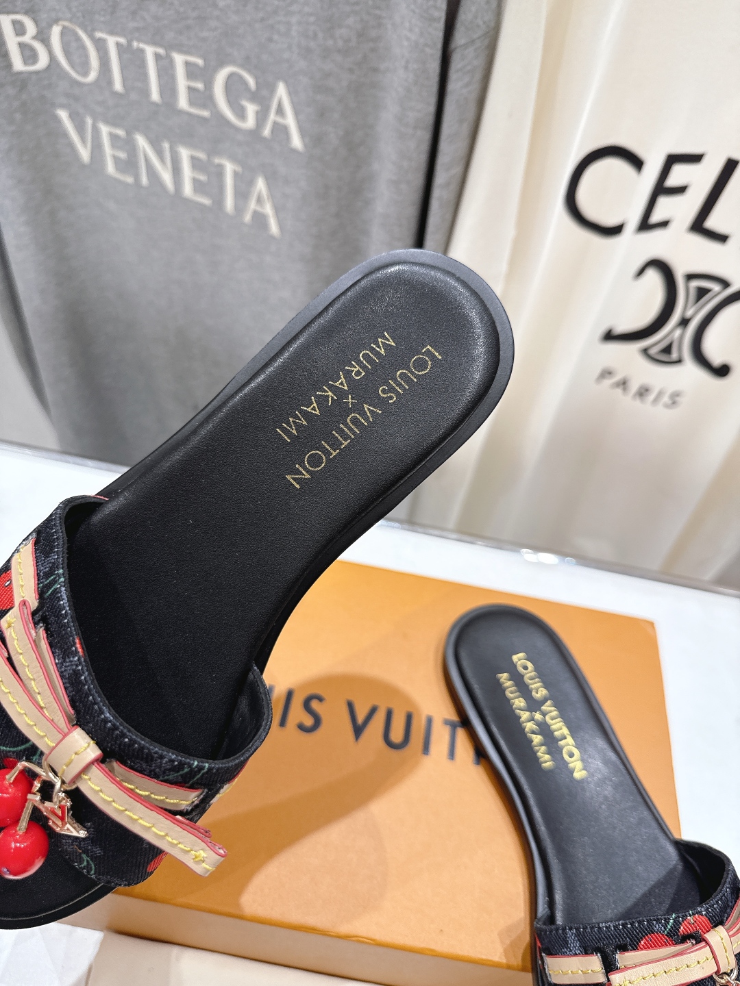 高版本出厂
  Louis Vuitton ss25 new arrival LV驴牌春夏系列新款平底沙
