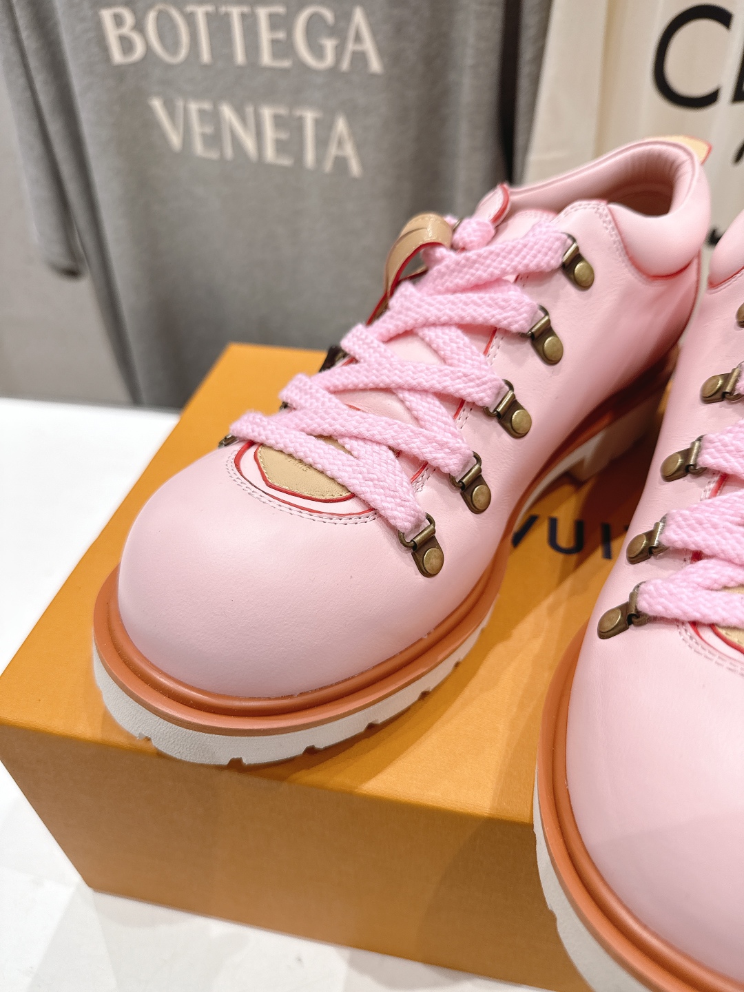 高版本出厂
  LOUIS VUITTON  ss25 LV驴牌春夏新款厚底系带大头鞋休闲鞋乐福鞋
本款