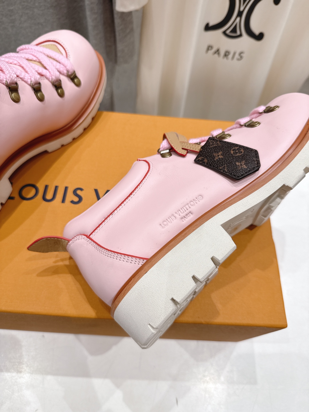 高版本出厂
  LOUIS VUITTON  ss25 LV驴牌春夏新款厚底系带大头鞋休闲鞋乐福鞋
本款