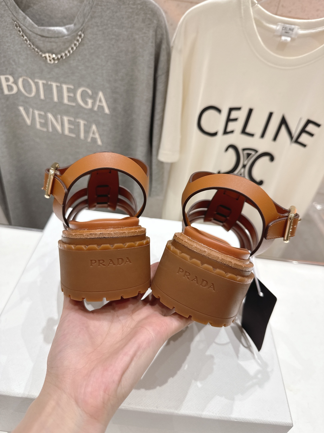 高版本出厂
 Prada/普拉达2025ss夏季新款沙滩厚底勃肯凉鞋
这个鞋型真的属于经典不会过时的设计