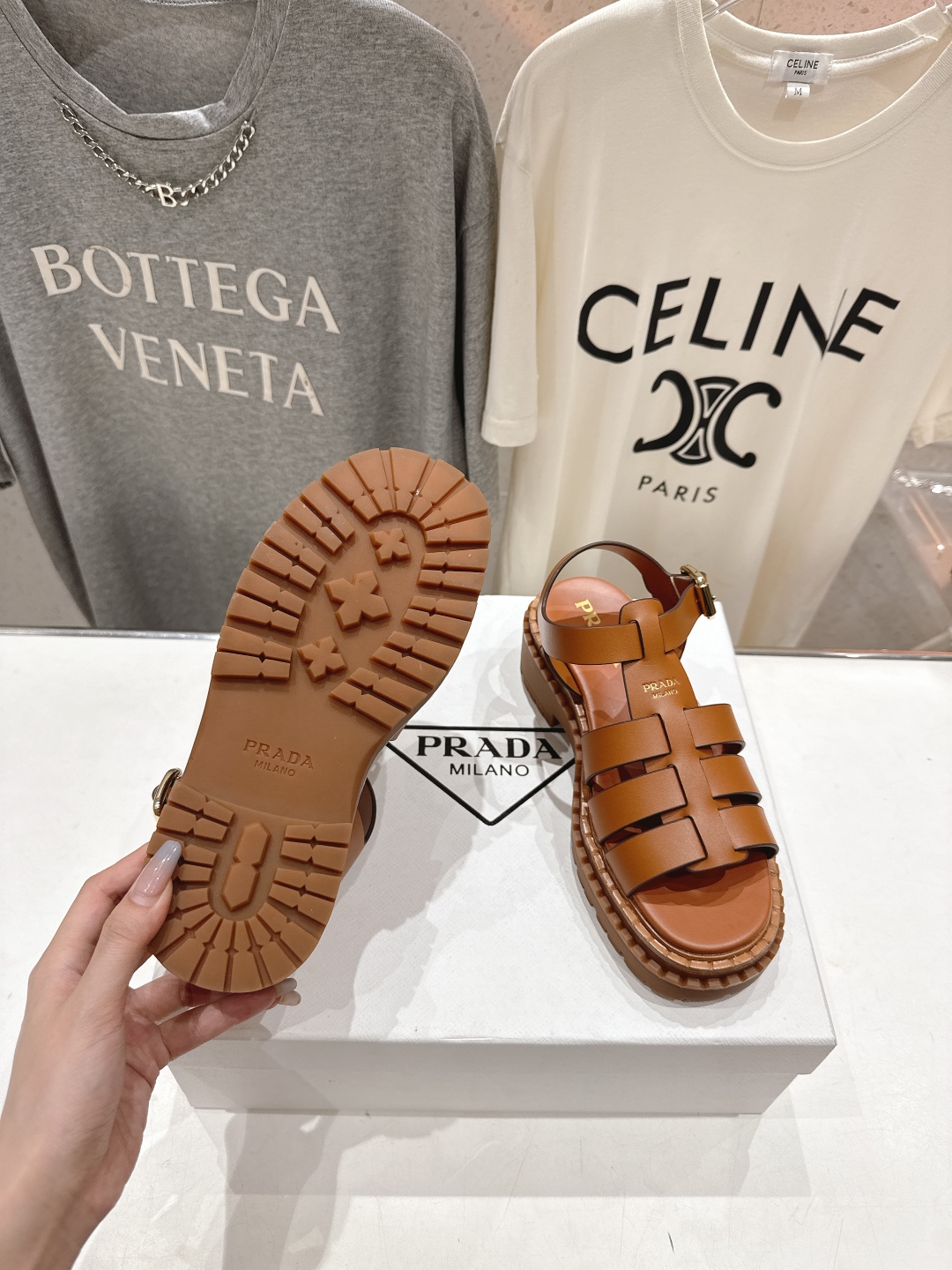 高版本出厂
 Prada/普拉达2025ss夏季新款沙滩厚底勃肯凉鞋
这个鞋型真的属于经典不会过时的设计