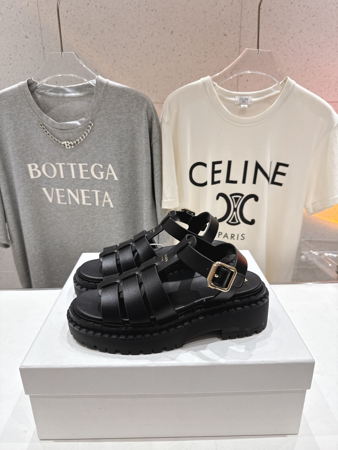 高版本出厂
 Prada/普拉达2025ss夏季新款沙滩厚底勃肯凉鞋
这个鞋型真的属于经典不会过时的设计