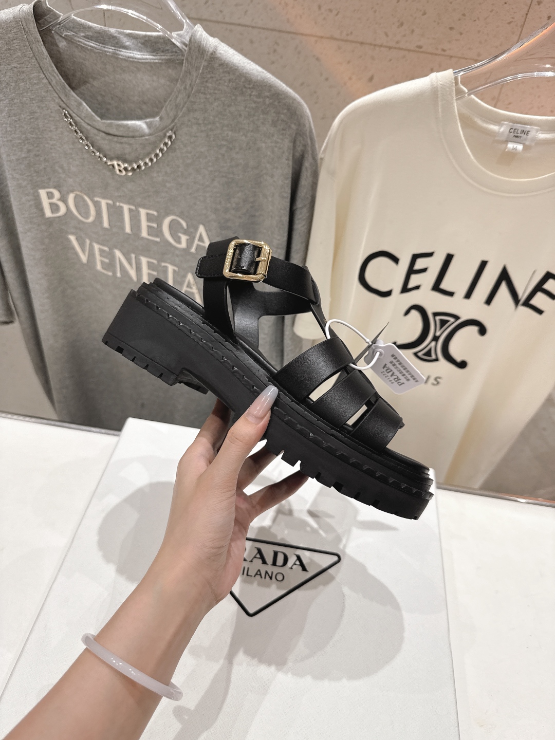 高版本出厂
 Prada/普拉达2025ss夏季新款沙滩厚底勃肯凉鞋
这个鞋型真的属于经典不会过时的设计