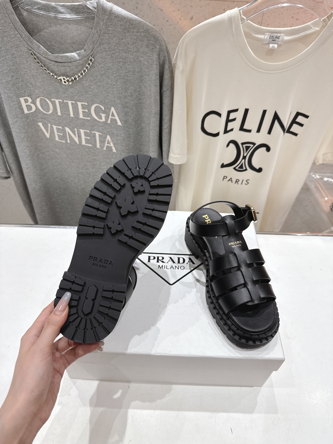 高版本出厂
 Prada/普拉达2025ss夏季新款沙滩厚底勃肯凉鞋
这个鞋型真的属于经典不会过时的设计