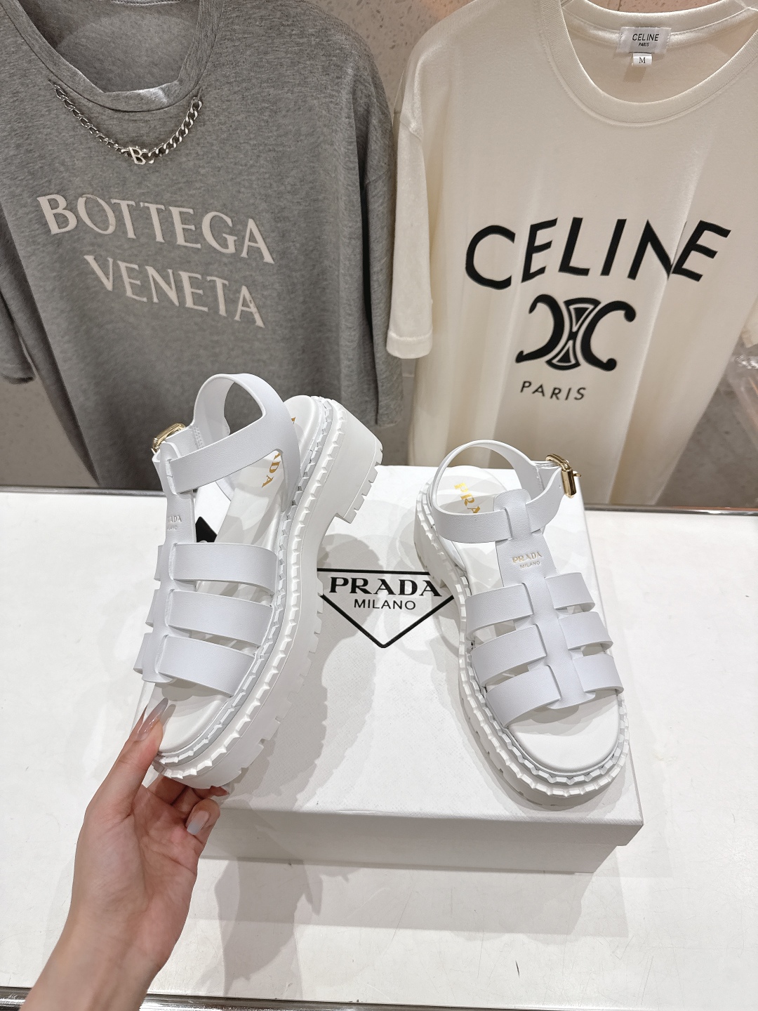 高版本出厂
 Prada/普拉达2025ss夏季新款沙滩厚底勃肯凉鞋
这个鞋型真的属于经典不会过时的设计
