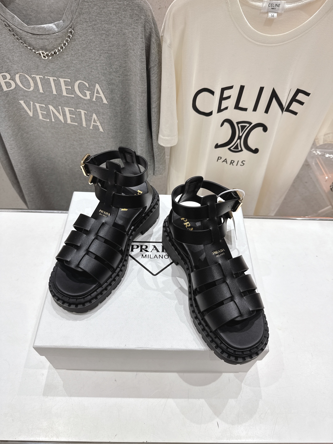 高版本出厂
 Prada/普拉达2025ss夏季新款沙滩厚底勃肯凉鞋
这个鞋型真的属于经典不会过时的设计