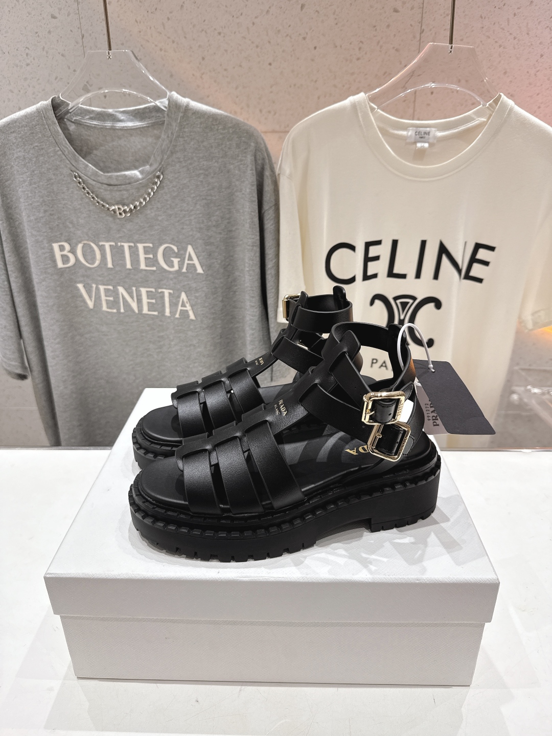 高版本出厂
 Prada/普拉达2025ss夏季新款沙滩厚底勃肯凉鞋
这个鞋型真的属于经典不会过时的设计