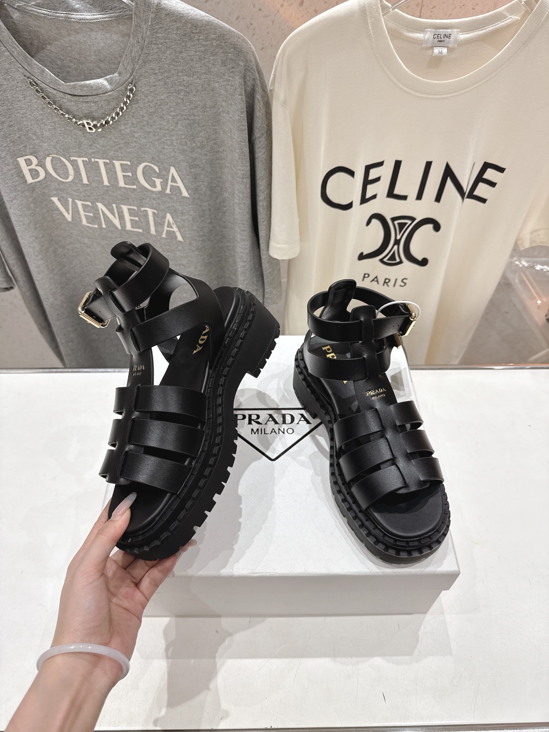 高版本出厂
 Prada/普拉达2025ss夏季新款沙滩厚底勃肯凉鞋
这个鞋型真的属于经典不会过时的设计