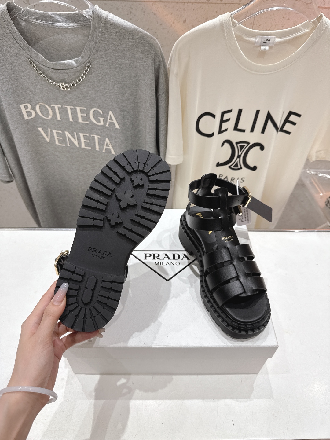 高版本出厂
 Prada/普拉达2025ss夏季新款沙滩厚底勃肯凉鞋
这个鞋型真的属于经典不会过时的设计