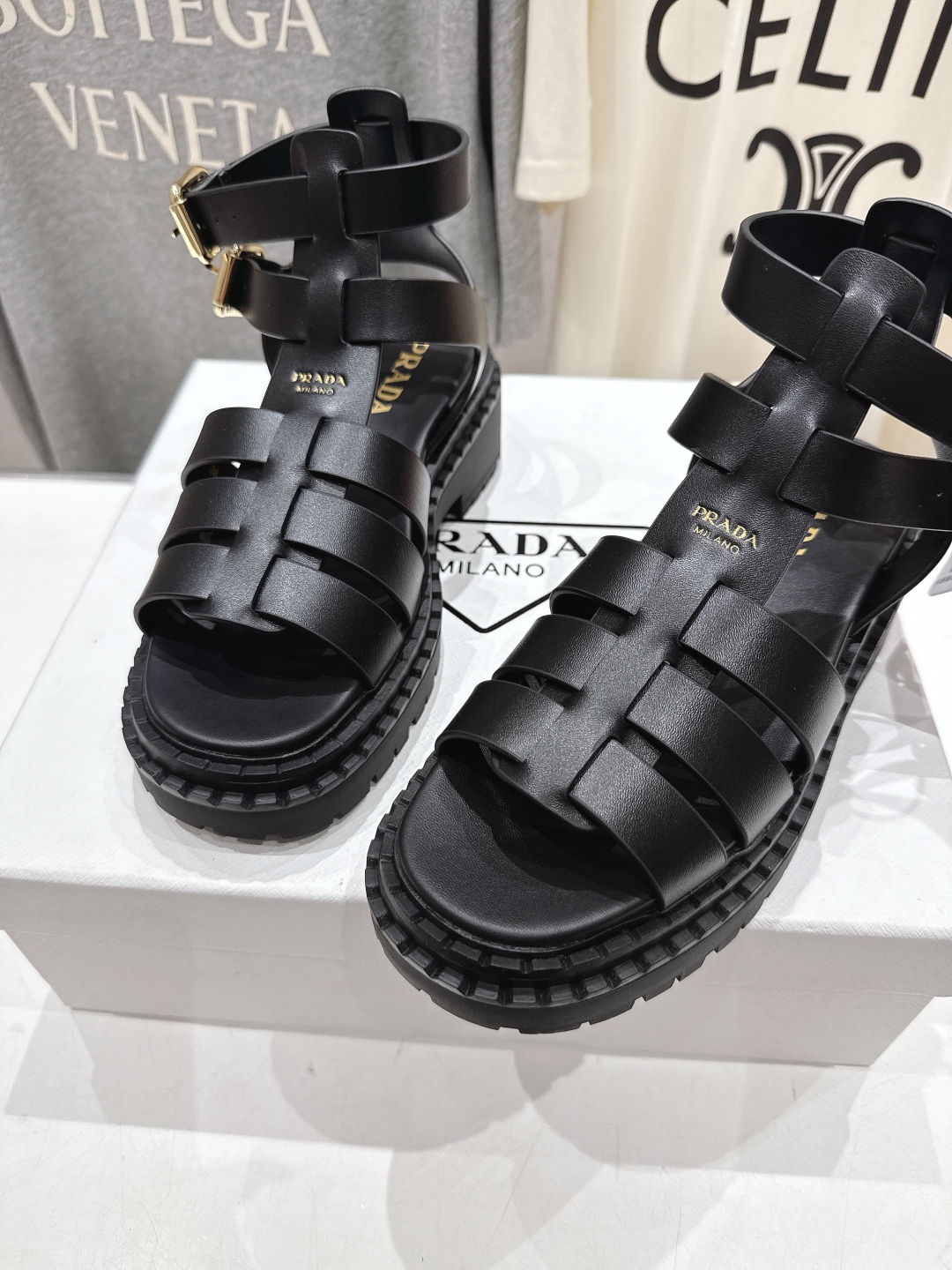 高版本出厂
 Prada/普拉达2025ss夏季新款沙滩厚底勃肯凉鞋
这个鞋型真的属于经典不会过时的设计
