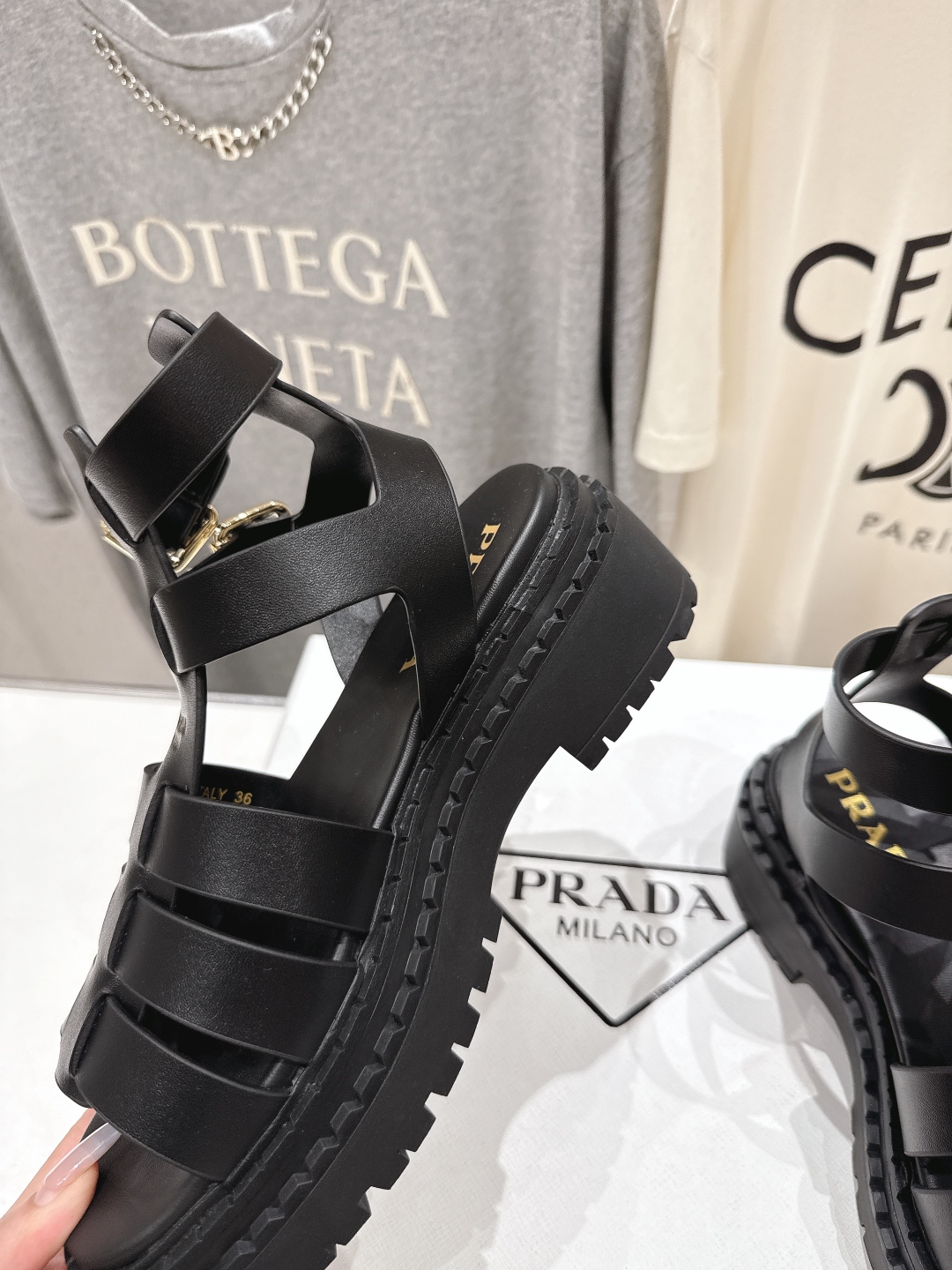 高版本出厂
 Prada/普拉达2025ss夏季新款沙滩厚底勃肯凉鞋
这个鞋型真的属于经典不会过时的设计