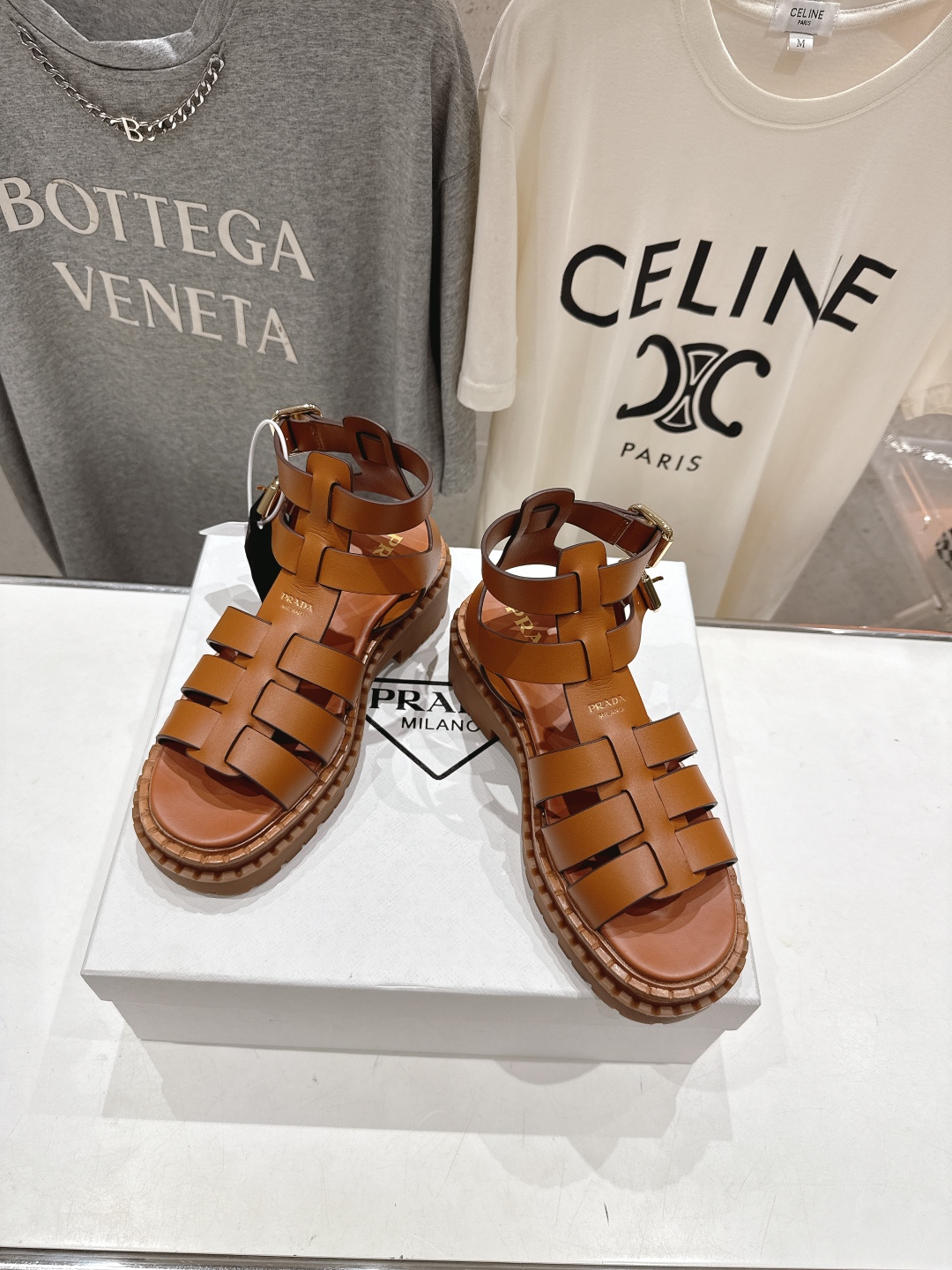 高版本出厂
 Prada/普拉达2025ss夏季新款沙滩厚底勃肯凉鞋
这个鞋型真的属于经典不会过时的设计