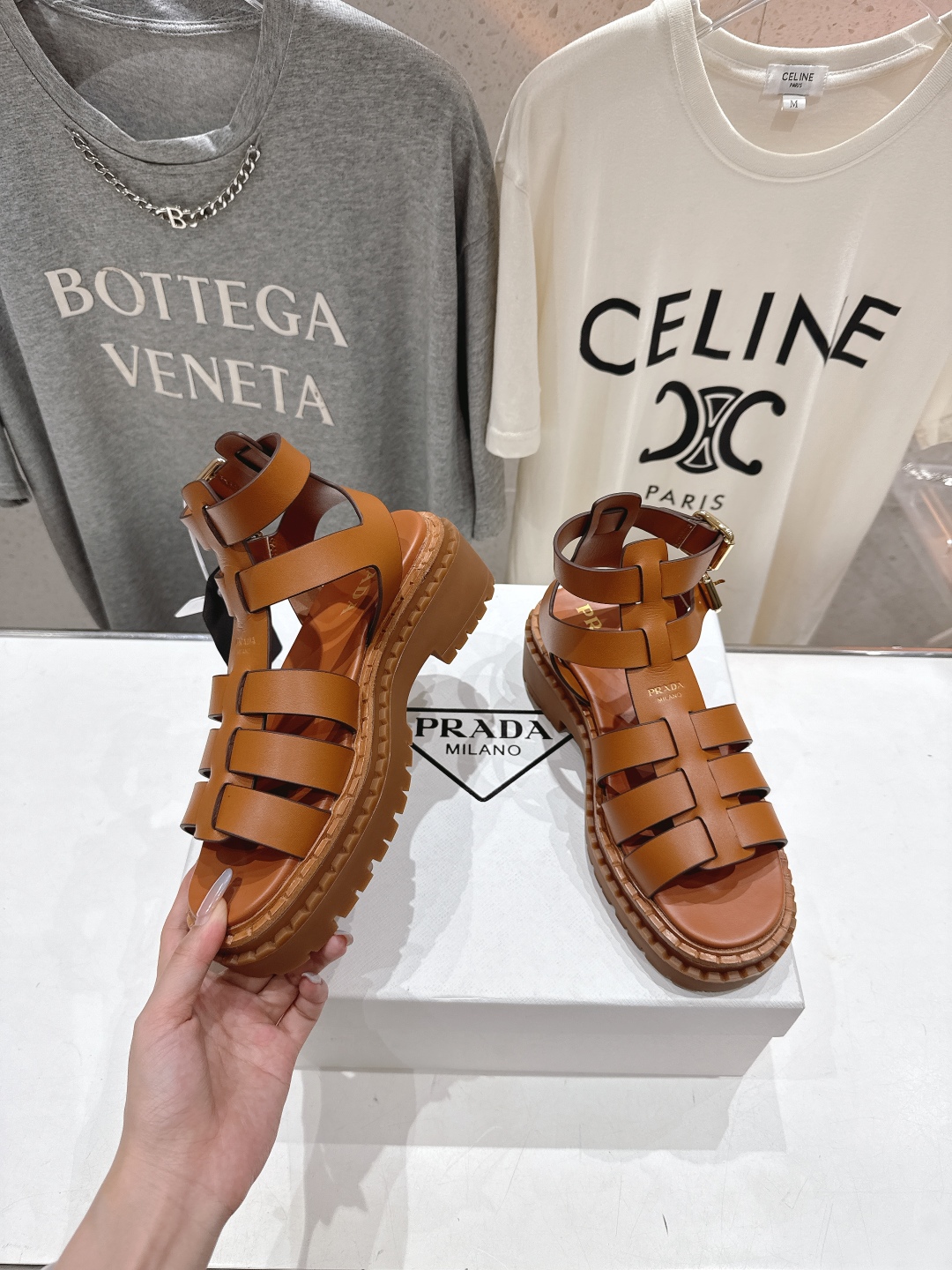 高版本出厂
 Prada/普拉达2025ss夏季新款沙滩厚底勃肯凉鞋
这个鞋型真的属于经典不会过时的设计
