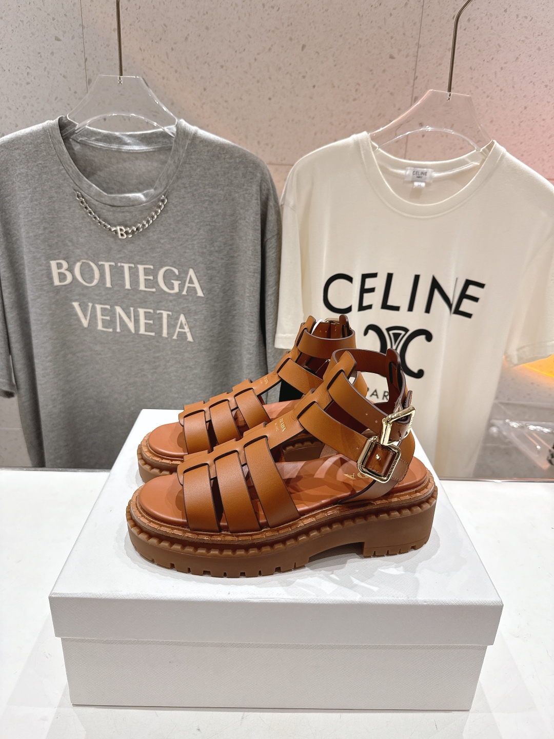 高版本出厂
 Prada/普拉达2025ss夏季新款沙滩厚底勃肯凉鞋
这个鞋型真的属于经典不会过时的设计