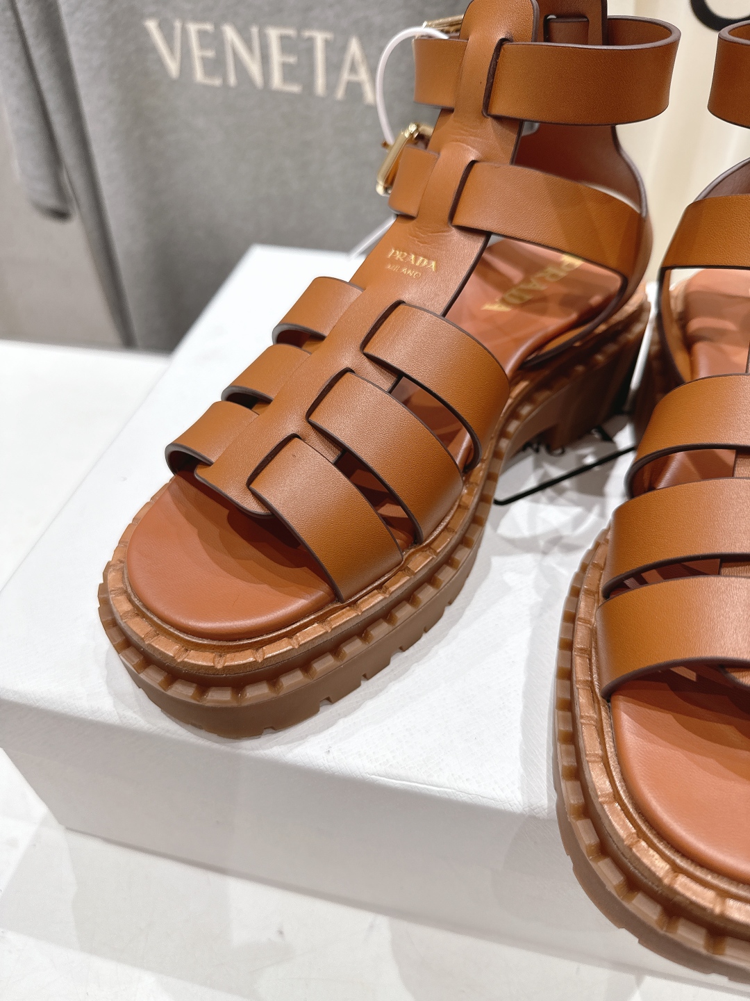 高版本出厂
 Prada/普拉达2025ss夏季新款沙滩厚底勃肯凉鞋
这个鞋型真的属于经典不会过时的设计
