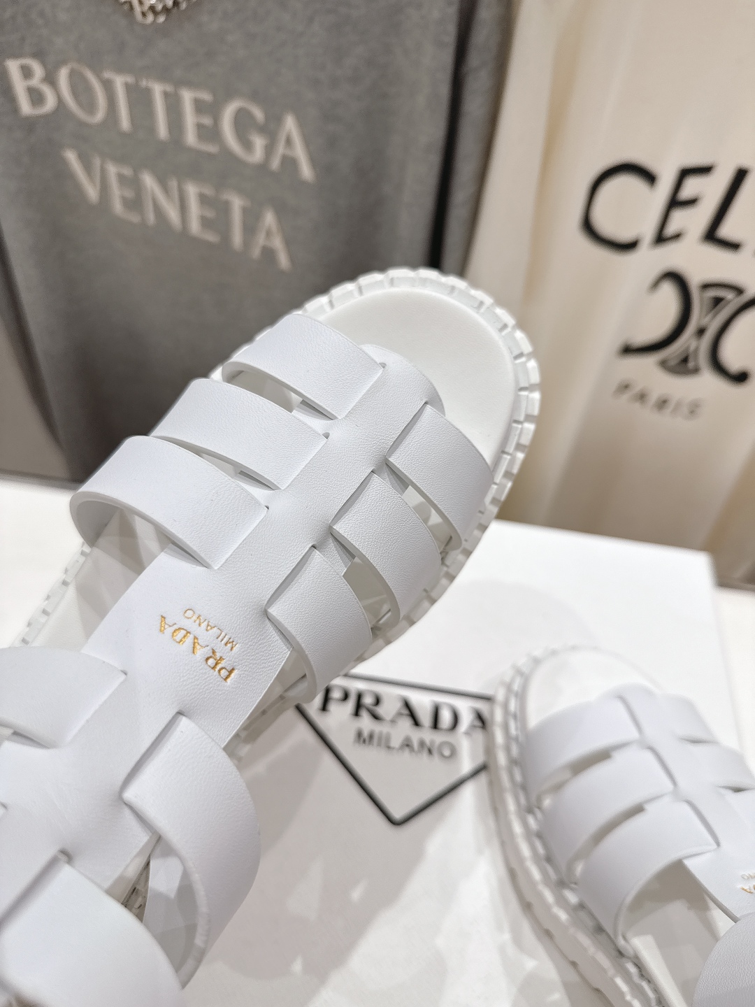 高版本出厂
 Prada/普拉达2025ss夏季新款沙滩厚底勃肯凉鞋
这个鞋型真的属于经典不会过时的设计