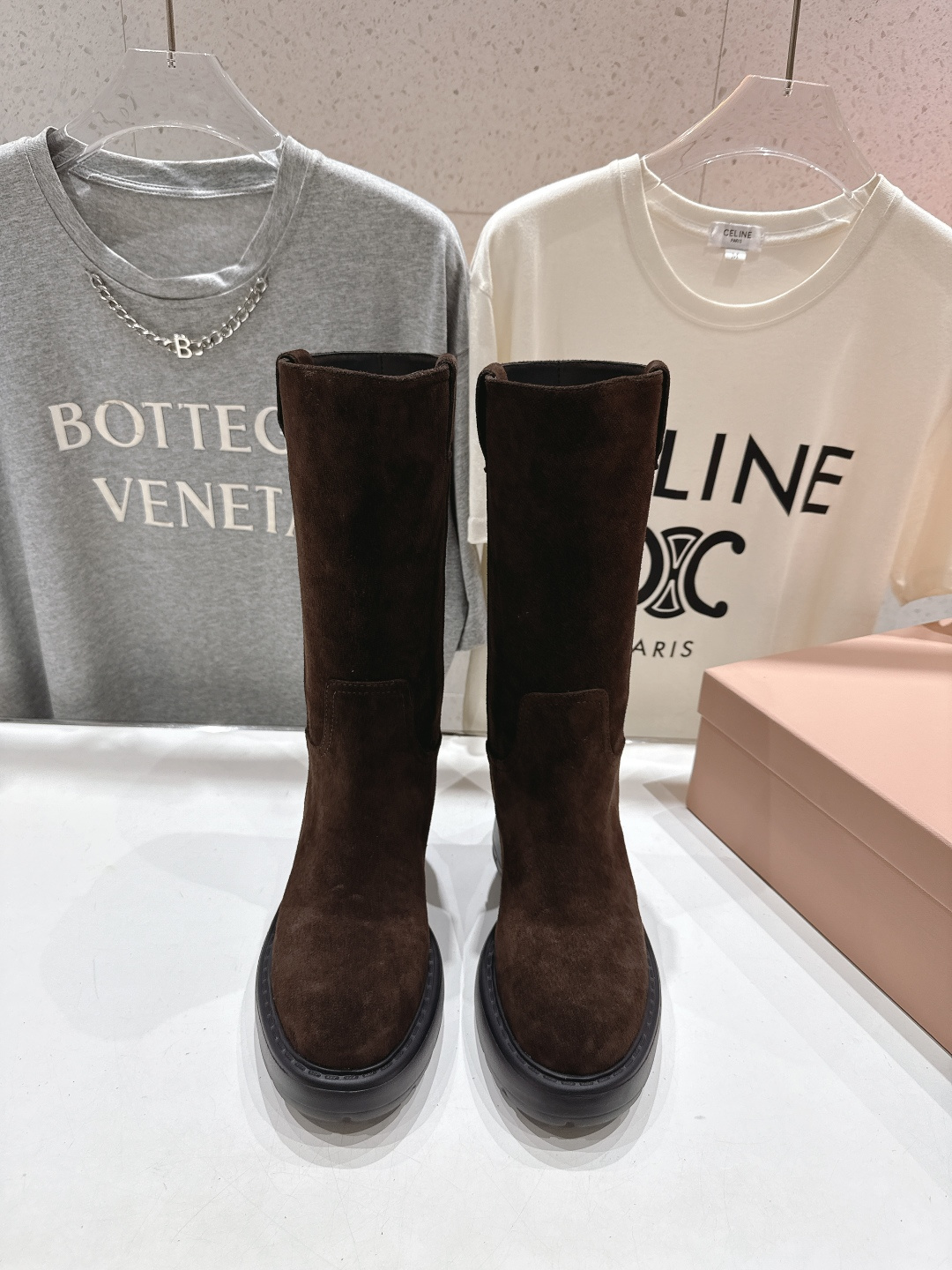 NO:439022,High-version MiuMiu/MuMiu 25ss Autumn and Winter · Extra large hot catwalk style · Thick-soled non-slip mid-tube boots Martin boots Appeared on the covers of major fashion magazines· Used by celebrities and bloggers from all walks of life, and you will be particularly amazed by your foot. You won’t regret it when you close your eyes. It can be salty or sweet. It is very convenient to wear~ A super comfortable boot (ZP development, customized materials) Customized upper imported polished colored beef velvet Inner custom cowhide inner lining zp open mold anti-slip wear-resistant rubber outsole Size 35-39 (40.41 can be customized without return and exchange) (full package), boots, miumiu, boots, cowhide19860909高版本  MiuMiu/缪缪25ss秋冬·超大热走秀款·厚底防滑中筒靴马丁靴 出现在各大时装杂志封面·各路明星、小红书博主着用,上脚尤为惊艳到你的一款,闭眼入都是不会后悔·搭配还是可咸可甜 非常方便穿着～超舒适的一款靴子（ZP开发、订制材料） 鞋面定制进口擦色牛反绒 内里定制牛皮内里 鞋底zp开模防滑耐磨橡胶大底 码数35-39 (40.41可定做不退换)（全套包装）,靴子,miumiu,boots,cowhide,Women's Shoes