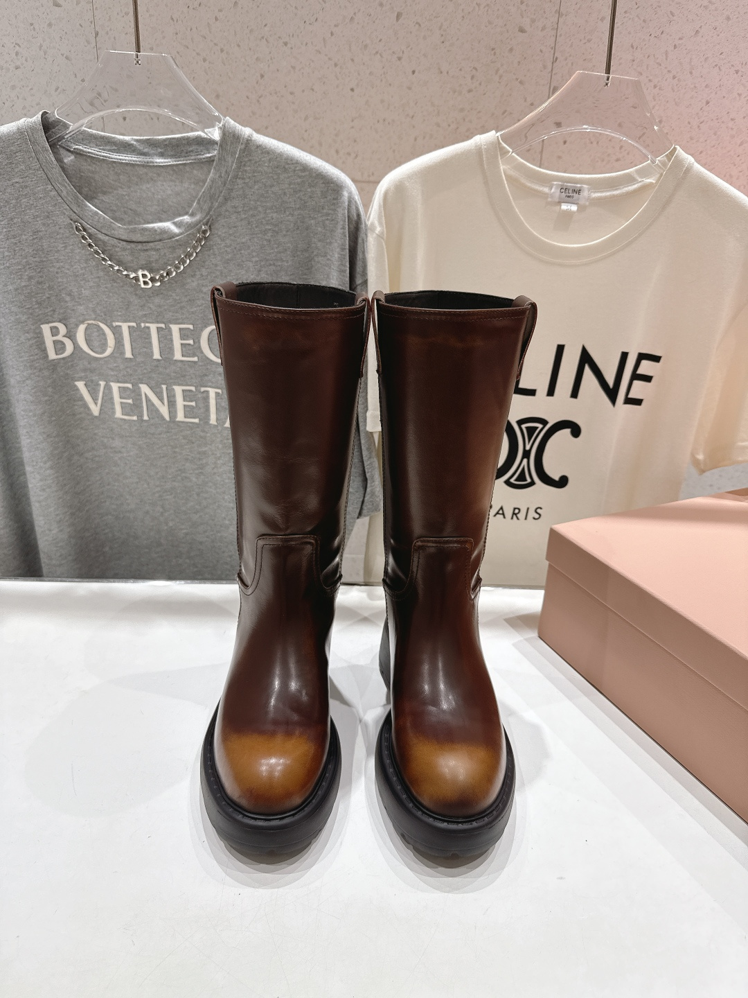 NO:438970,High-version MiuMiu/MuMiu 25ss Autumn and Winter · Extra large hot catwalk model · Thick-soled non-slip mid-tube boots Martin boots Appeared on the covers of major fashion magazines· Used by celebrities and bloggers from all walks of life, you will be particularly amazed by your foot, you won’t regret it when you close your eyes, and you can match it or be sweet. It is very convenient to wear~ A super comfortable boot (ZP development, customized materials) Customized upper imported cowhide inner cowhide inner cowhide inner sole zp open mold anti-slip wear-resistant rubber outsole Size 35-39 (40.41 can be customized without return and exchange) (full package), boots, miumiu, boots, cowhide19860909高版本  MiuMiu/缪缪25ss秋冬·超大热走秀款·厚底防滑中筒靴马丁靴 出现在各大时装杂志封面·各路明星、小红书博主着用,上脚尤为惊艳到你的一款,闭眼入都是不会后悔·搭配还是可咸可甜 非常方便穿着～超舒适的一款靴子（ZP开发、订制材料） 鞋面定制进口头层牛皮 内里定制牛皮内里 鞋底zp开模防滑耐磨橡胶大底 码数35-39 (40.41可定做不退换)（全套包装）,靴子,miumiu,boots,cowhide,Women's Shoes