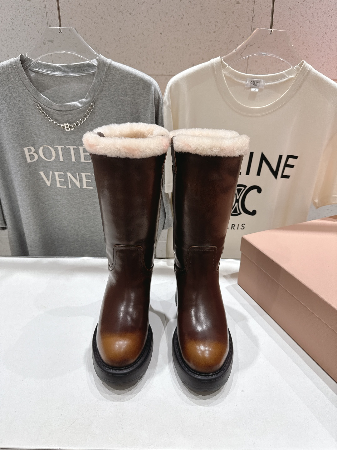 NO:438977,High-version MiuMiu/MuMiu 25ss Autumn and Winter · Extra large hot catwalk · Thick-soled non-slip warm wool mid-tube boots Martin boots wool boots Appears on the covers of major fashion magazines· Used by celebrities and bloggers from all walks of life, and you will be particularly amazed by your feet. You won’t regret it when you close your eyes. It can be salty or sweet. It is very convenient to wear~ A super comfortable boot (ZP development, customized materials) Customized upper imported cowhide imported wool inside, sole zp open mold anti-slip wear-resistant rubber outsole Size 35-39 (40.41 can be customized without return and exchange) (full package), boots, miumiu, boots, cowhide19860909高版本  MiuMiu/缪缪25ss秋冬·超大热走秀款·厚底防滑保暖毛里中筒靴马丁靴毛毛靴 出现在各大时装杂志封面·各路明星、小红书博主着用,上脚尤为惊艳到你的一款,闭眼入都是不会后悔·搭配还是可咸可甜 非常方便穿着～超舒适的一款靴子（ZP开发、订制材料） 鞋面定制进口头层牛皮 内里进口羊毛 鞋底zp开模防滑耐磨橡胶大底 码数35-39 (40.41可定做不退换)（全套包装）,靴子,miumiu,boots,cowhide,Women's Shoes