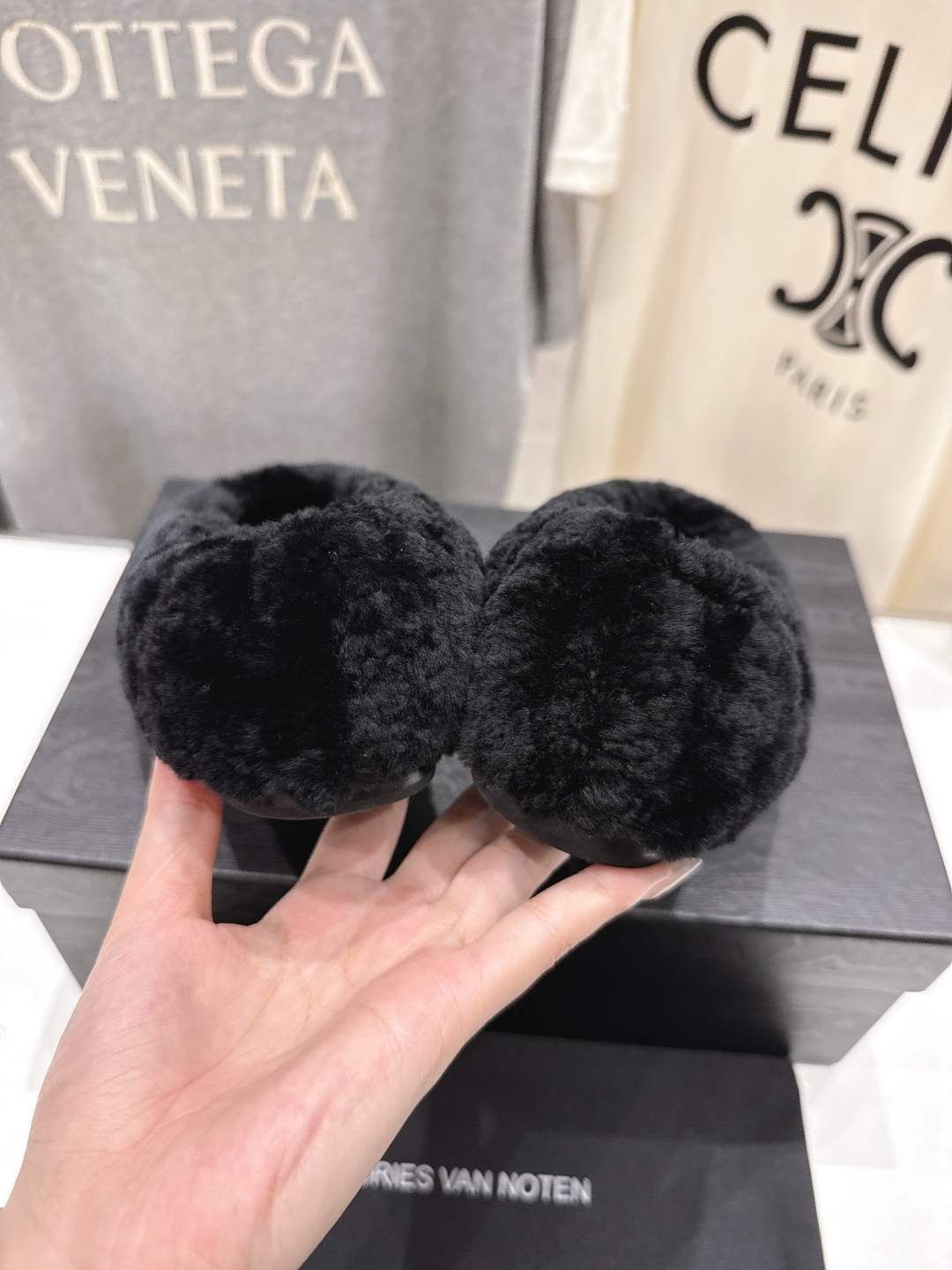 高版本出厂
 Dries Van Noten 冬季新款毛毛鞋#DVN阿甘鞋保暖休闲鞋，最近的爆款
很多明