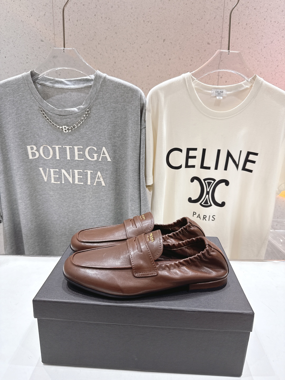 高版本出厂
  Prada 普拉达25ss/专柜新款仙女风平底一脚蹬单鞋玛丽珍乐福鞋～
各路博主纷纷亮出