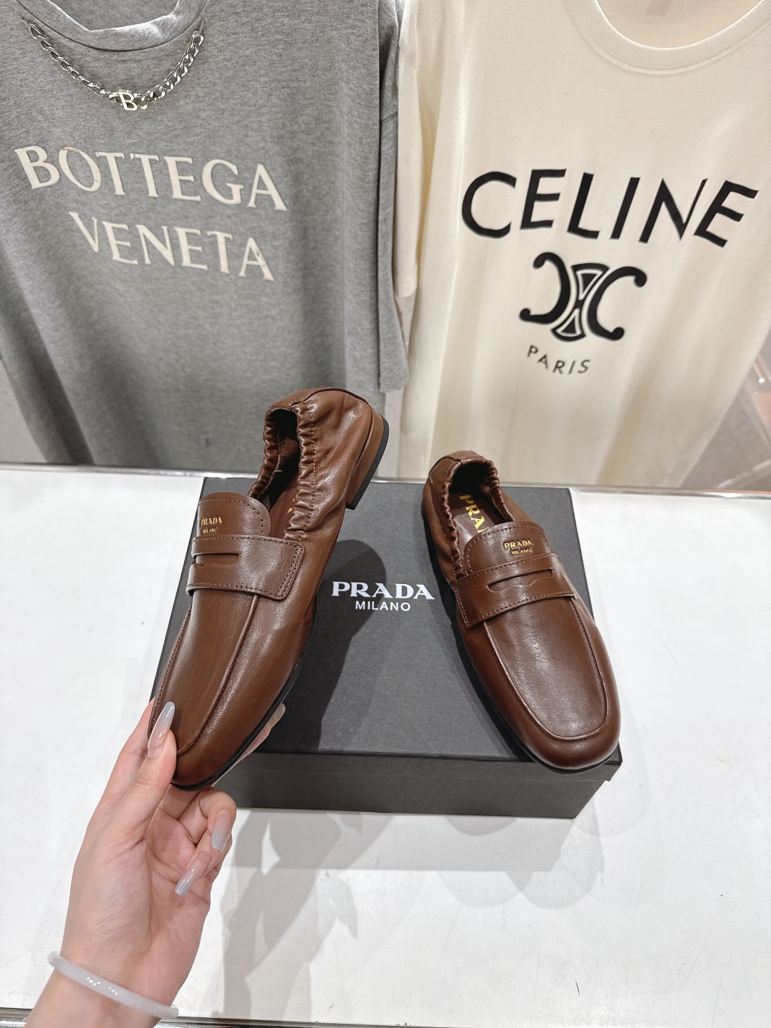 高版本出厂
  Prada 普拉达25ss/专柜新款仙女风平底一脚蹬单鞋玛丽珍乐福鞋～
各路博主纷纷亮出