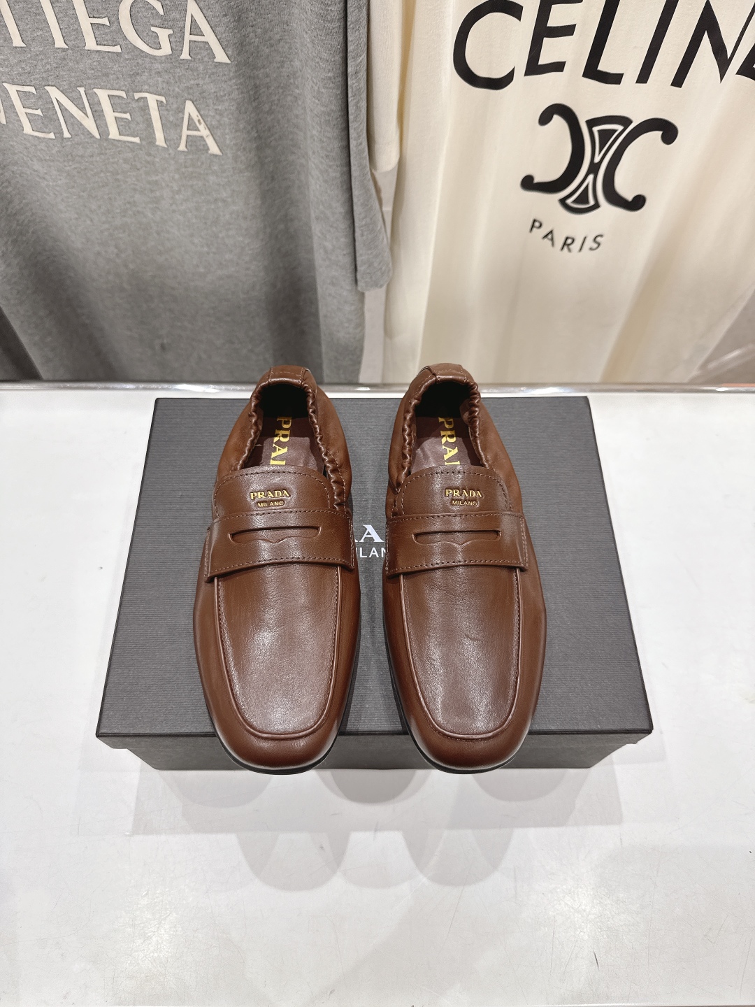 高版本出厂
  Prada 普拉达25ss/专柜新款仙女风平底一脚蹬单鞋玛丽珍乐福鞋～
各路博主纷纷亮出