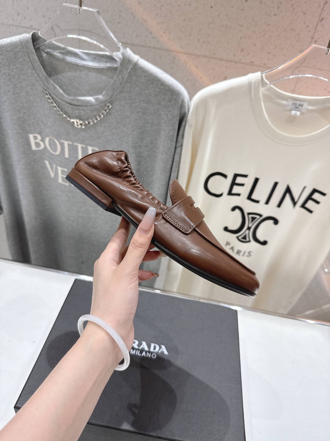 高版本出厂
  Prada 普拉达25ss/专柜新款仙女风平底一脚蹬单鞋玛丽珍乐福鞋～
各路博主纷纷亮出