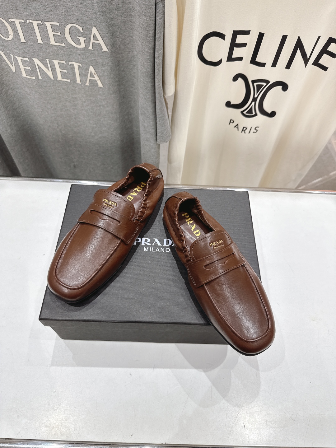 高版本出厂
  Prada 普拉达25ss/专柜新款仙女风平底一脚蹬单鞋玛丽珍乐福鞋～
各路博主纷纷亮出