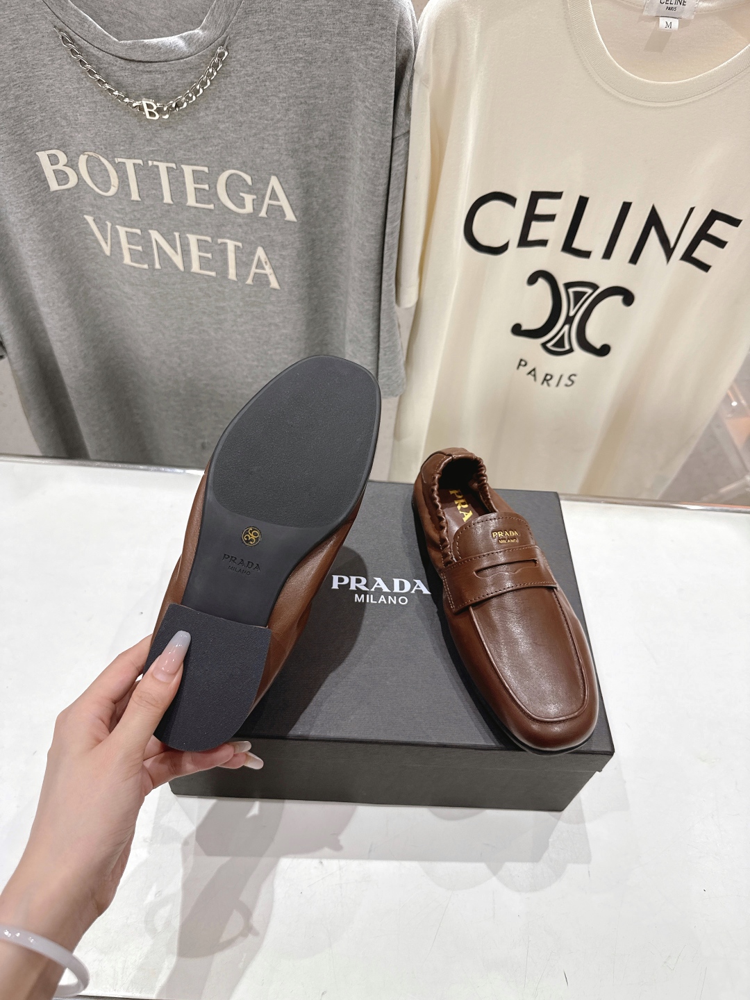 高版本出厂
  Prada 普拉达25ss/专柜新款仙女风平底一脚蹬单鞋玛丽珍乐福鞋～
各路博主纷纷亮出