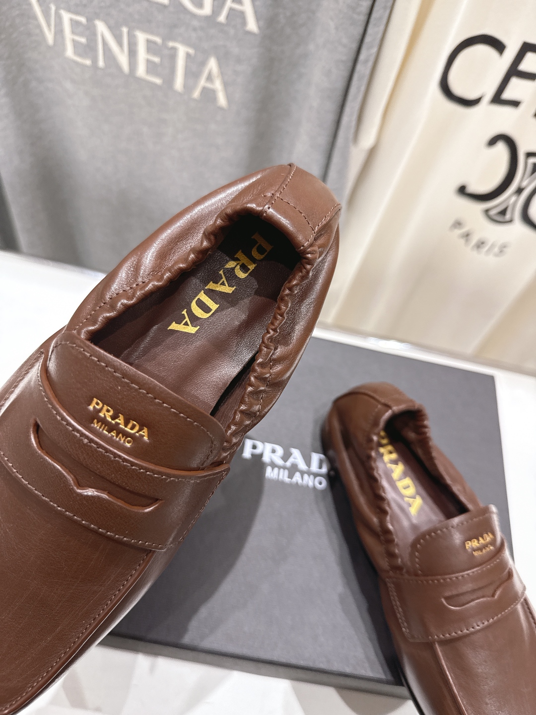 高版本出厂
  Prada 普拉达25ss/专柜新款仙女风平底一脚蹬单鞋玛丽珍乐福鞋～
各路博主纷纷亮出